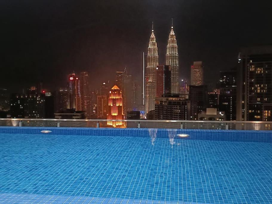 Col 23ab Cozy Klcc View & Infinity Pool Apartemen Kuala Lumpur